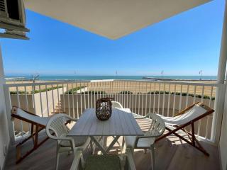 Stunning seafront apartment - 0