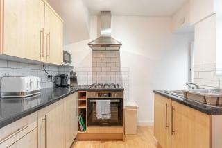 Modern 3-Bed Home in Coventry with Driveway Parking - Allesley - 8