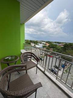 Sheryll Escapes - La Grande Phase 2, Grand Studio 524 with Balcony, Wifi & Netflix - Angeles - 9