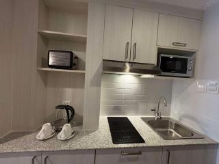 Sheryll Escapes - La Grande Phase 2, Grand Studio 524 with Balcony, Wifi & Netflix - Angeles - 8