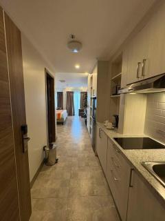 Sheryll Escapes - La Grande Phase 2, Grand Studio 524 with Balcony, Wifi & Netflix - Angeles - 3