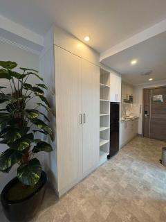 Sheryll Escapes - La Grande Phase 2, Grand Studio 524 with Balcony, Wifi & Netflix - Angeles - 2