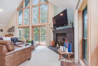 Fireplace Fire Pit Covered Porch & Resort Access - Hedgesville - 8