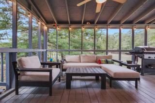 Fireplace Fire Pit Covered Porch & Resort Access - Hedgesville - 4
