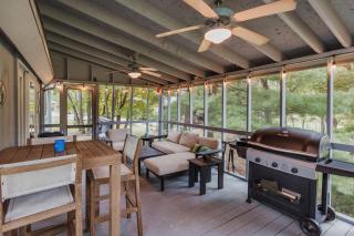 Fireplace Fire Pit Covered Porch & Resort Access - Hedgesville - 9