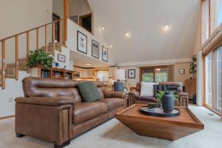 Fireplace Fire Pit Covered Porch & Resort Access - Hedgesville - 2
