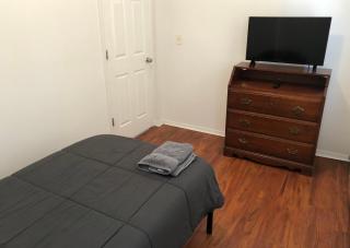 Large and private apartment in convenient area sleeps up to 5 people comfortably - Elizabeth - 9
