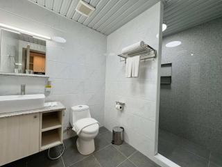 Sheryll Escapes - La Grande Phase 2, Grand Studio 625 with Balcony, Wifi & Netflix - Ángeles - 7