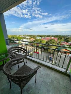 Sheryll Escapes - La Grande Phase 2, Grand Studio 625 with Balcony, Wifi & Netflix - Ángeles - 6