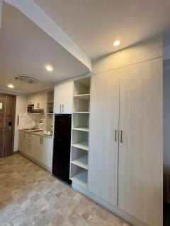 Sheryll Escapes - La Grande Phase 2, Grand Studio 625 with Balcony, Wifi & Netflix - Ángeles - 2