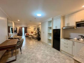 Sheryll Escapes - La Grande Phase 2, Grand KING Studio 517 with Balcony, Wifi & Netflix - Santol - 0