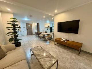 Sheryll Escapes - La Grande Phase 2, Grand KING Studio 517 with Balcony, Wifi & Netflix - Santol - 9
