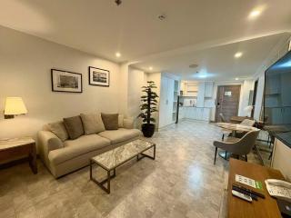 Sheryll Escapes - La Grande Phase 2, Grand KING Studio 517 with Balcony, Wifi & Netflix - Santol - 8