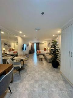 Sheryll Escapes - La Grande Phase 2, Grand KING Studio 517 with Balcony, Wifi & Netflix - Santol - 6