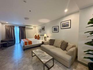Sheryll Escapes - La Grande Phase 2, Grand KING Studio 517 with Balcony, Wifi & Netflix - Santol - 5