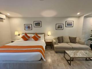 Sheryll Escapes - La Grande Phase 2, Grand KING Studio 517 with Balcony, Wifi & Netflix - Santol - 4