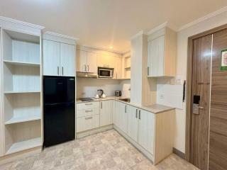 Sheryll Escapes - La Grande Phase 2, Grand KING Studio 517 with Balcony, Wifi & Netflix - Santol - 3