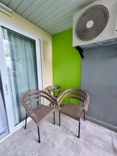 Sheryll Escapes - La Grande Phase 2, Grand KING Studio 517 with Balcony, Wifi & Netflix - Santol - 2