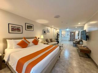 Sheryll Escapes - La Grande Phase 2, Grand KING Studio 517 with Balcony, Wifi & Netflix - Santol - 1