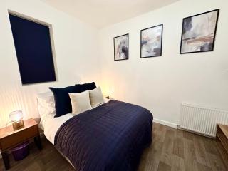 Chic & Modern 2BR Apartment - Luxury Manchester Retreat - Manchester - 9