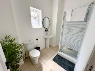 Chic & Modern 2BR Apartment - Luxury Manchester Retreat - Manchester - 5