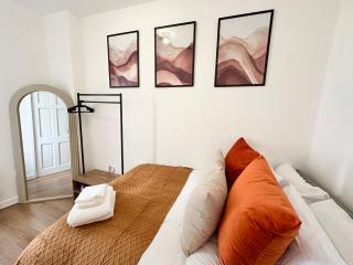 Chic & Modern 2BR Apartment - Luxury Manchester Retreat - Manchester - 3
