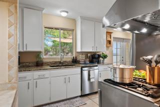 Spacious Home with Games Hot Tub and Backyard Fun - Scottsdale - 8