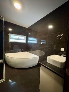 Sheryll Escapes - La Grande Poolside 1 BR with Bathtub, WiFi & Netflix - Ángeles - 0