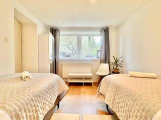 Juicy Private Apartments with Jacuzzi - 4