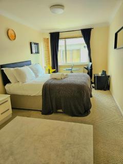 Wembley Spacious & quiet 2 bed 2 bathroom flat w secure parking - 1