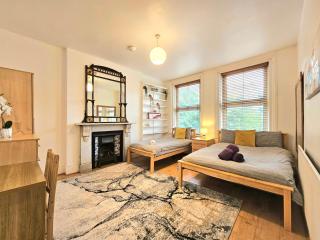 King's Cross & Angel Area, 4 Bedrooms Home with 7 beds & Private Rooftop - Walk to St Pancras International - Londra - 0