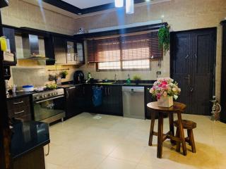 Laura's Stylish Villa - 1
