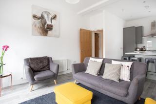 Modern Luxury Apartment, Sleeps 6 I Best Location I Long Stay - Belfast - 0