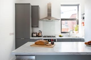 Modern Luxury Apartment, Sleeps 6 I Best Location I Long Stay - Belfast - 1