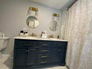 It’s Showtime-Book Lally’s House! Steps to Common! - Salem - 6