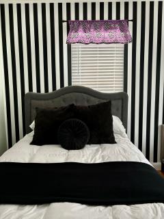 It’s Showtime-Book Lally’s House! Steps to Common! - Salem - 2