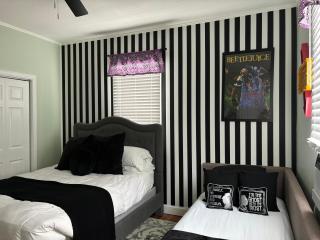 It’s Showtime-Book Lally’s House! Steps to Common! - Salem - 3