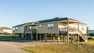 Watermen's Cabana 2C - 3-bedroom, 2-bathroom apartment - Walk to beach and access to REAL Watersports - Waves - 0