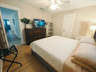 Flamingo by the Sea Cozy Spacious Modern 5 min to Beach Video Tour Sleep up to 10 - Venice - 4