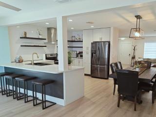 Flamingo by the Sea Cozy Spacious Modern 5 min to Beach Video Tour Sleep up to 10 - Venice - 0