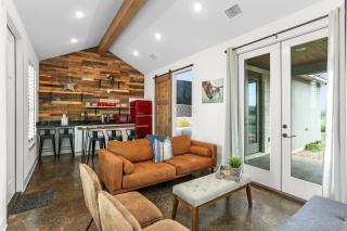 Putting green Firepit Location EV Charger Longhorns - Fredericksburg - 9