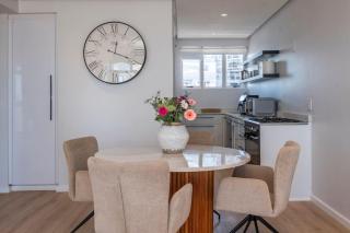 2 Queen Bed, Sea Views, Promenade, Fast Wifi - 4