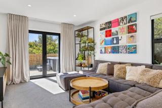 Idyllic Getaway - modern and stylish with private spa - Taupo - 0