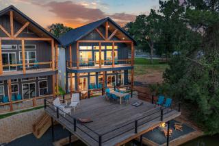 Luxury Waterfront Family Retreat - 3