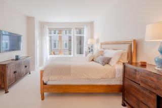 Waterfront Spacious 1BR, Den Walk to Pike Place - 3