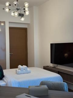 Stylish 2BR - Burj Khalifa - Waterfront View - Fully Furnished - 1