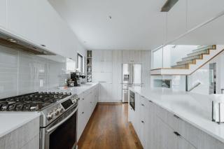 Stunning Panoramic Views Hot Tub Modern 4BR Home - 3