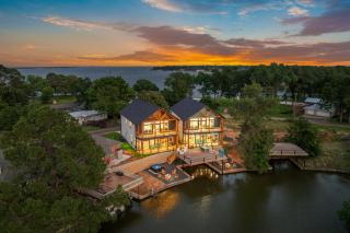 Luxury Family Retreat Water Views - 9