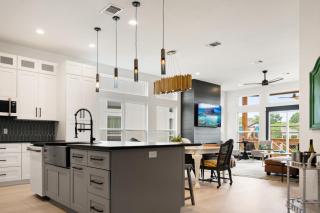 Luxury Family Retreat Water Views - 7