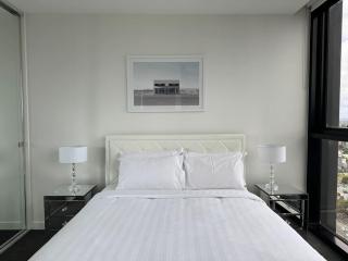 Private Apartment Prime Chic Escape with Balcony Views Pool Gym Parking - Melbourne - 9
